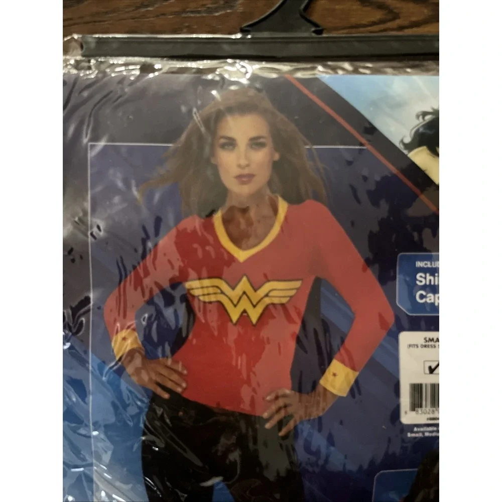 Wonder Woman Halloween Costume Adult Small 6-10 Rubies shirt cape
